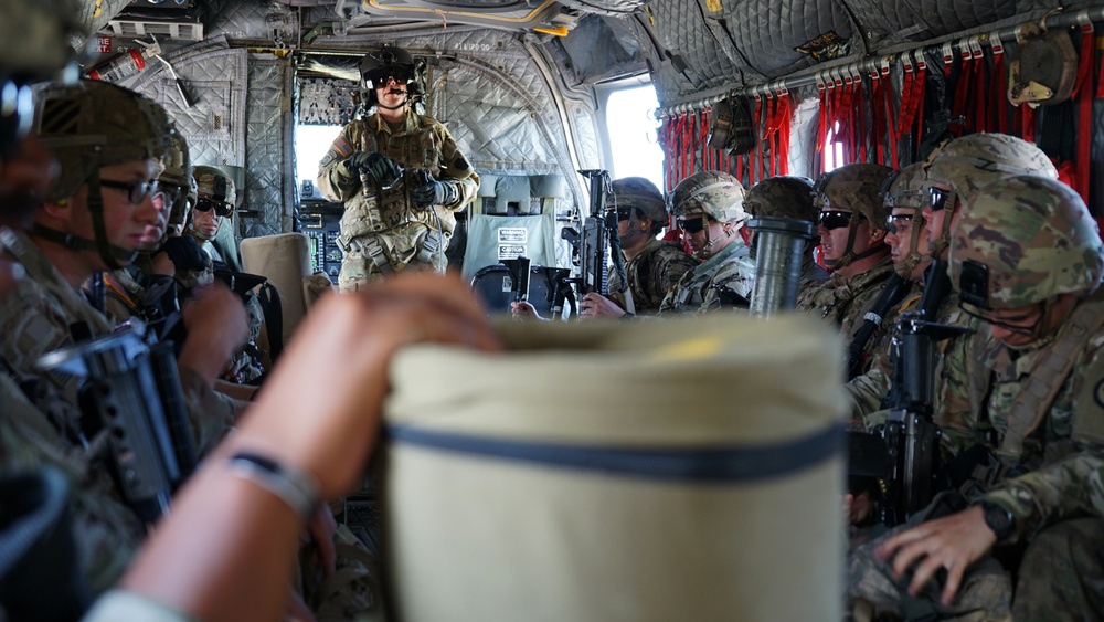 Soldiers perform airlift during infantry Advanced Leader Course