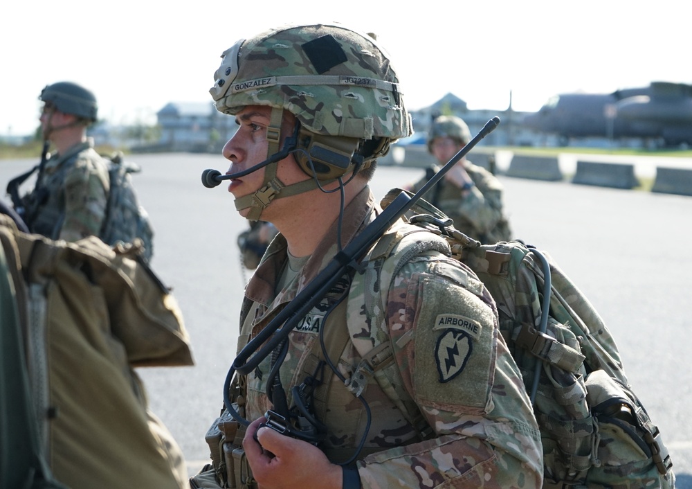 Soldiers perform airlift during infantry Advanced Leader Course