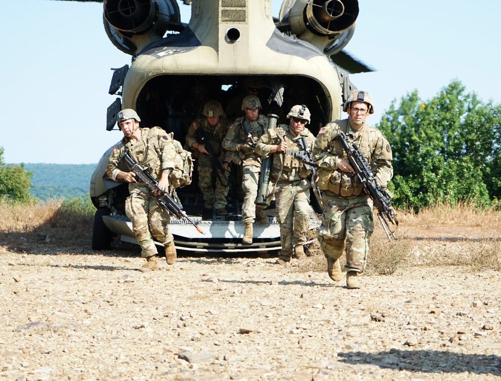 Soldiers perform airlift during infantry Advanced Leader Course