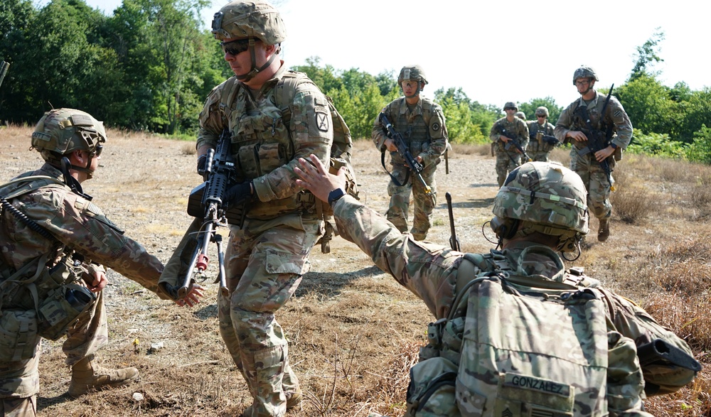 Soldiers perform airlift during infantry Advanced Leader Course