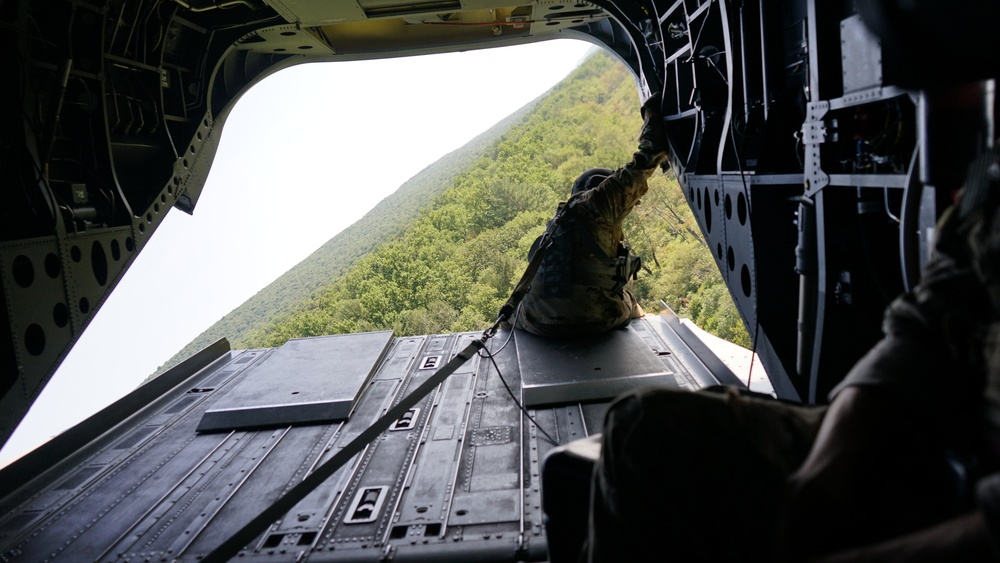 Soldiers perform airlift during infantry Advanced Leader Course