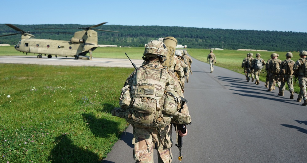 Soldiers perform airlift during infantry Advanced Leader Course