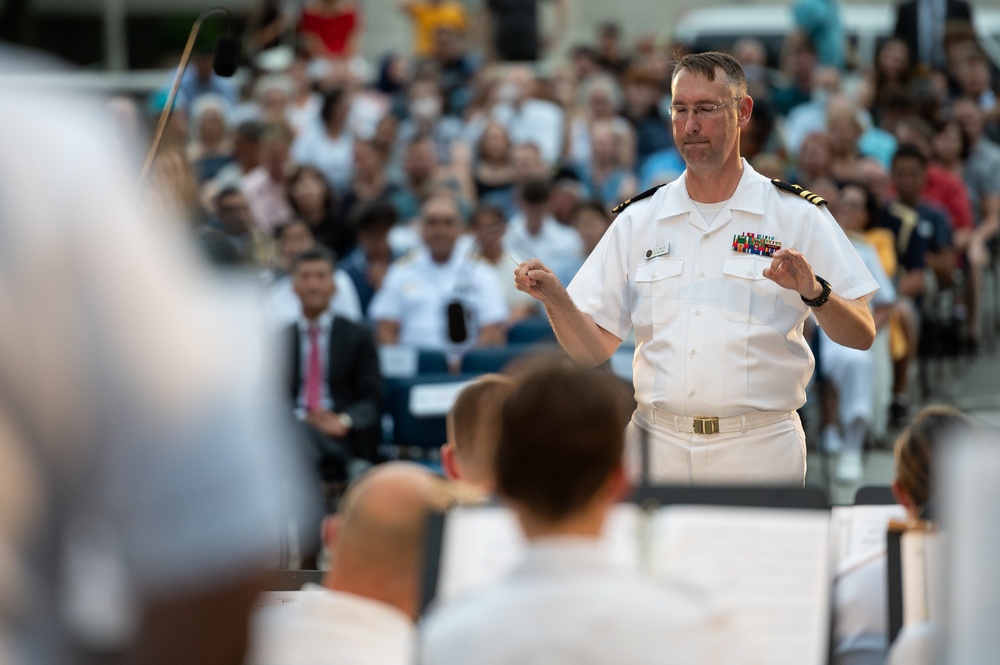 Navy Band performs at Navy Memorial