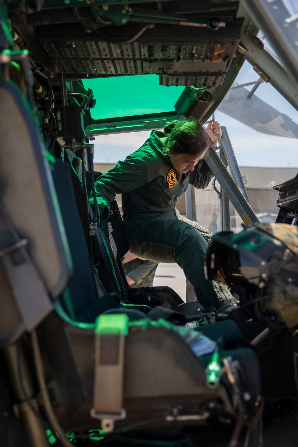 Midshipmen fly with HMLA-267 Marines