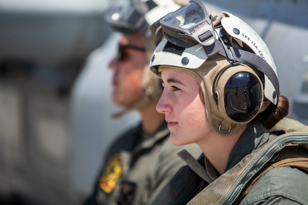 Midshipmen fly with HMLA-267 Marines