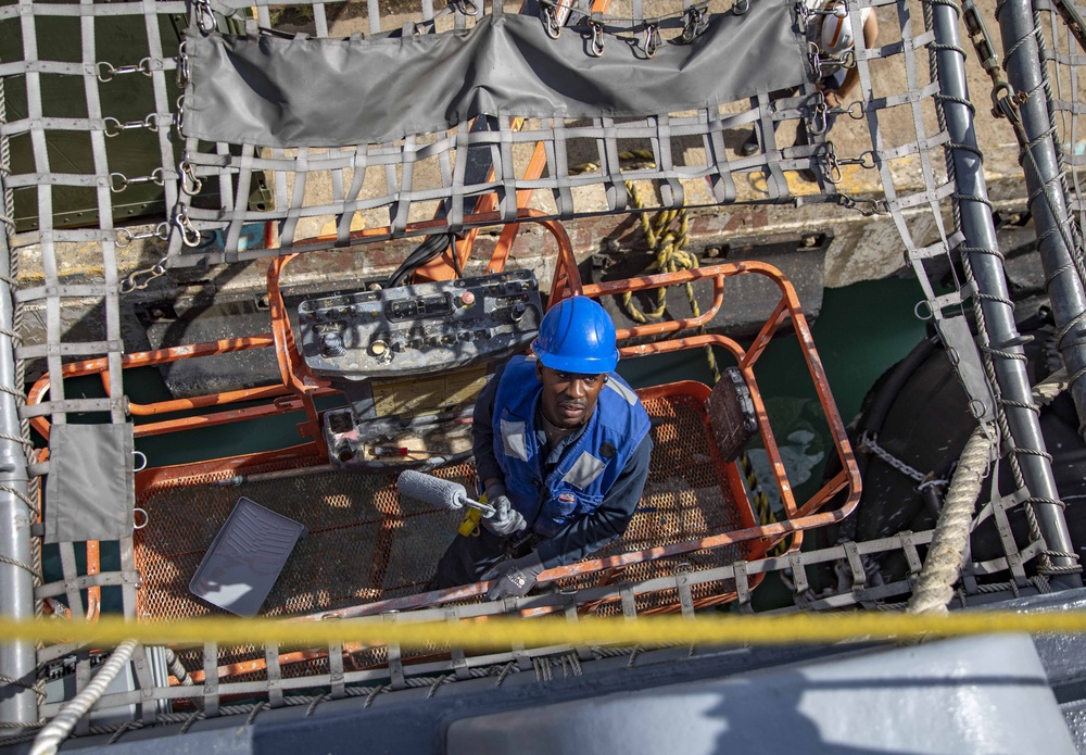 USS Billings Sailor Paints the Ship’s Hull