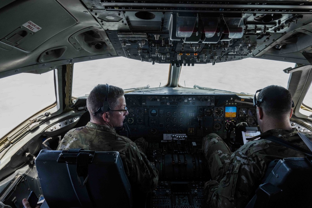 KC-10 Extender refuels B-52H Stratofortress