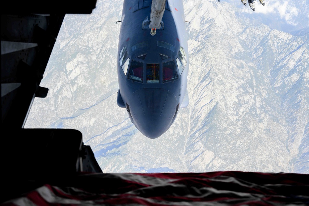 KC-10 Extender refuels B-52H Stratofortress