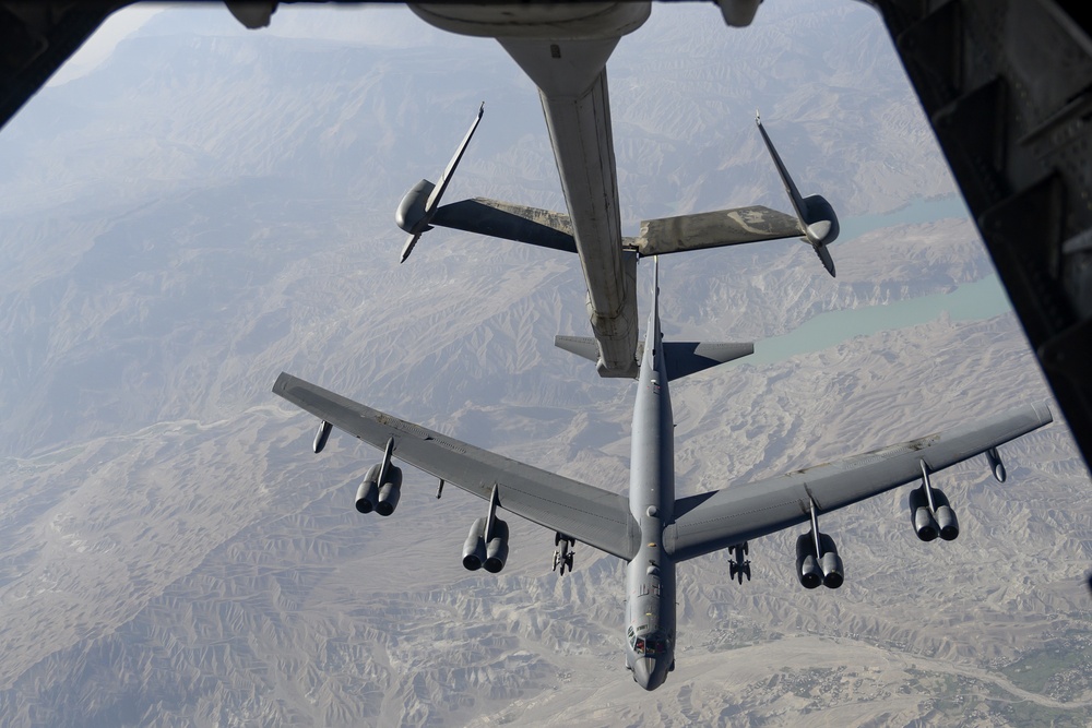 KC-10 Extender refuels B-52H Stratofortress