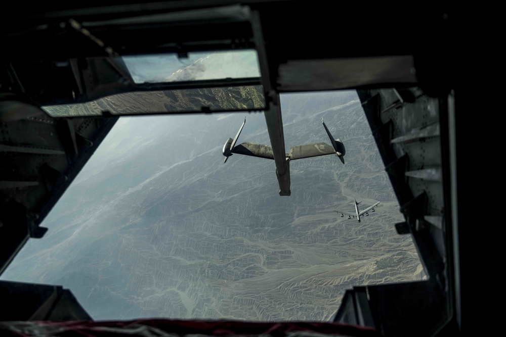 KC-10 Extender refuels B-52H Stratofortress