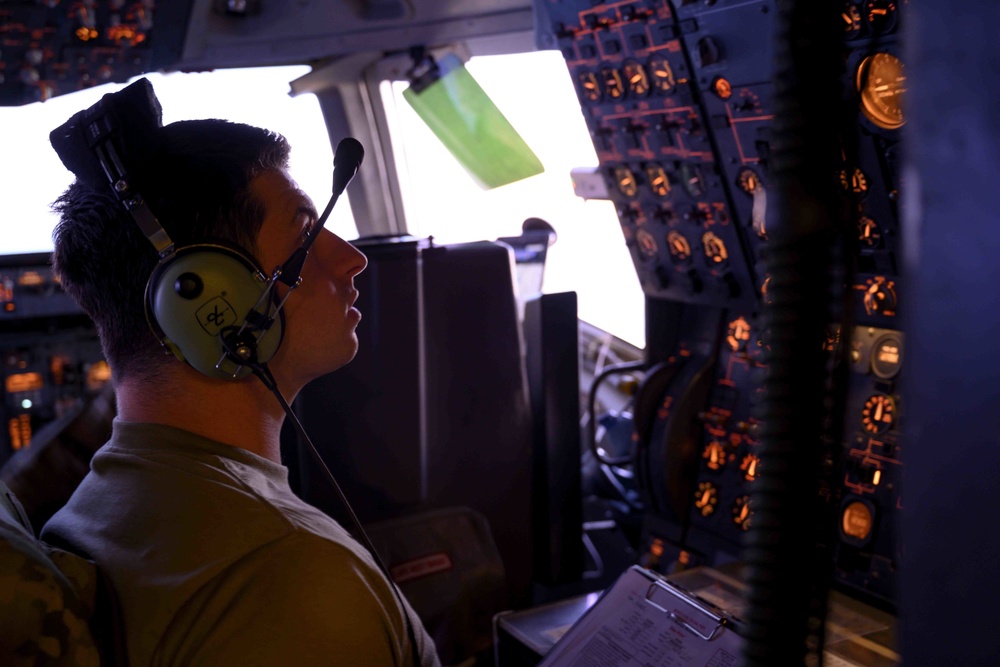 KC-10 Extender refuels B-52H Stratofortress