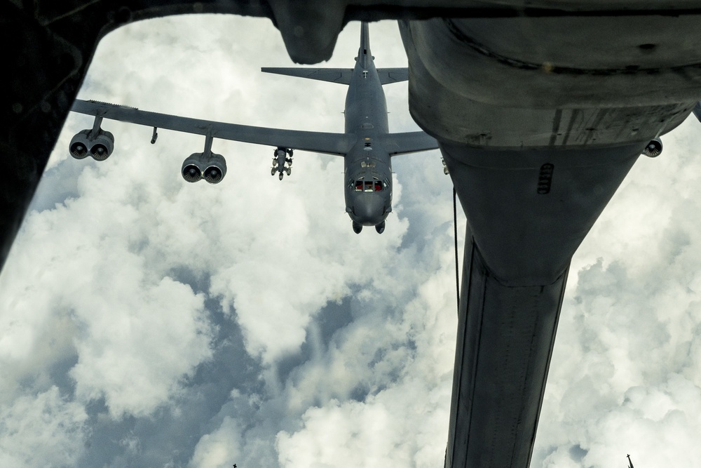 KC-10 Extender refuels B-52H Stratofortress