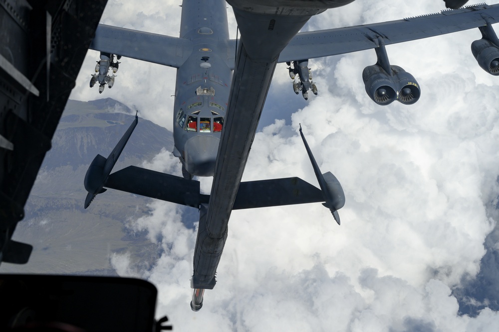 KC-10 Extender refuels B-52H Stratofortress