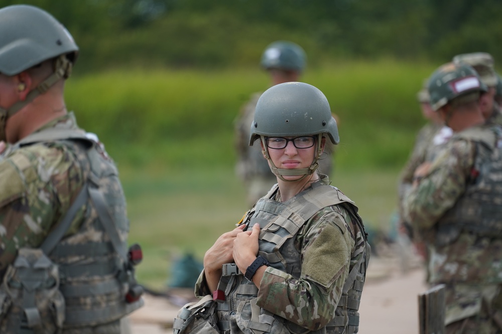 Basic Combat Trainees Qualify on M4 Rifle