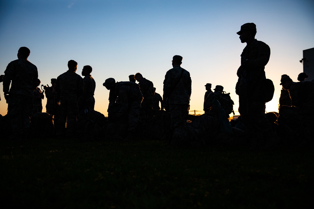 DVIDS Images Paratroopers Mobilize for Deployment [Image 17 of 21]