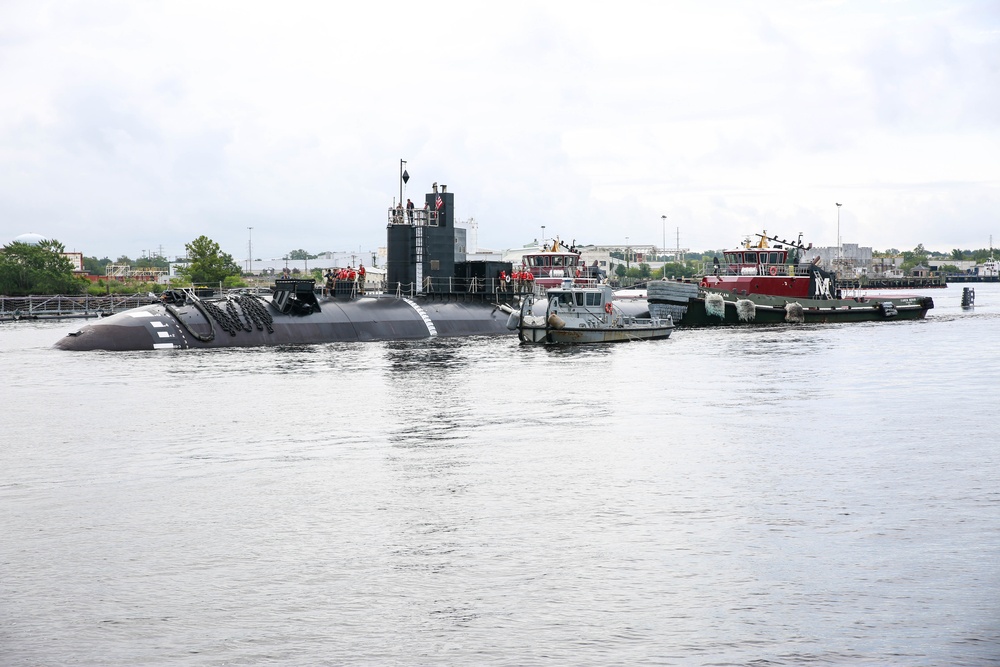 Norfolk Naval Shipyard sends future moored training ship USS San Francisco to Charleston