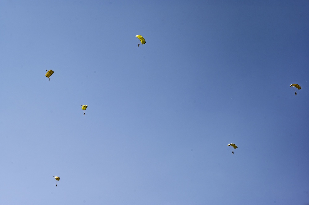 352 Special Operations Forces and Ukrainian Special Operations Forces Conduct a Bilateral Military Free Fall