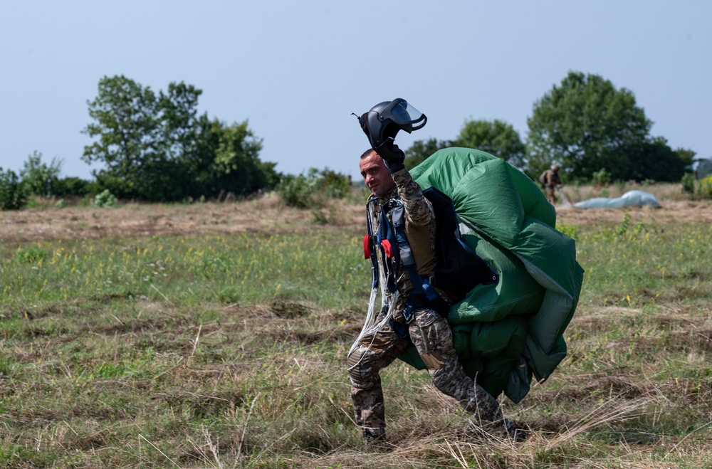 352 Special Operations Forces and Ukrainian Special Operations Forces Conduct a Bilateral Military Free Fall
