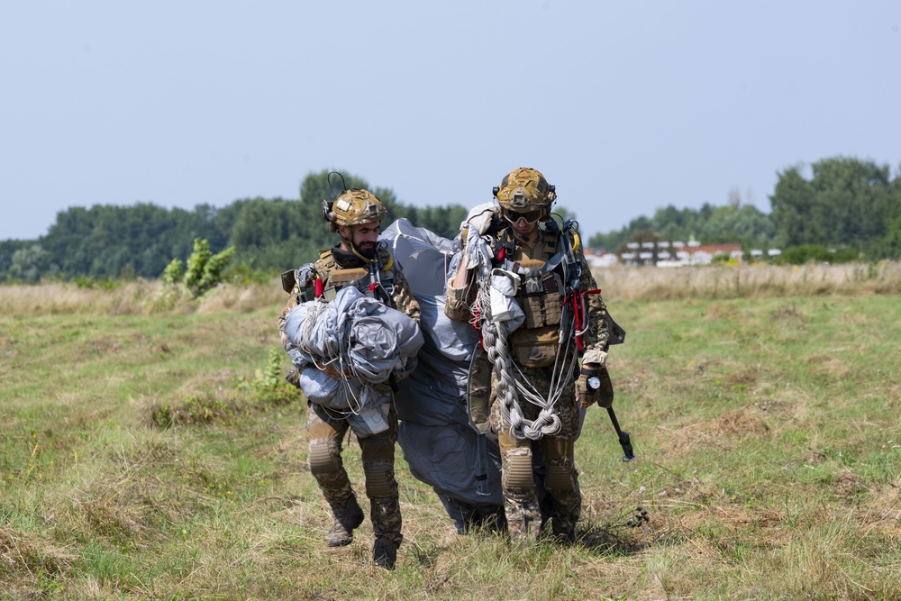 352 Special Operations Forces and Ukrainian Special Operations Forces Conduct a Bilateral Military Free Fall