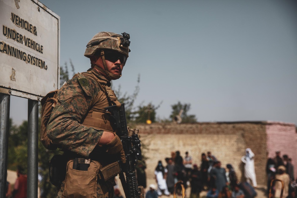 A Marine with the 24th Marine Expeditionary Unit (MEU) provides security during an evacuation at Hamid Karzai International Airport