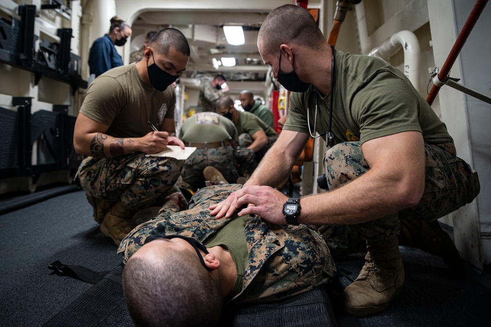 11th MEU Marines and Sailors Conduct Simulated Mass Casualty Exercise