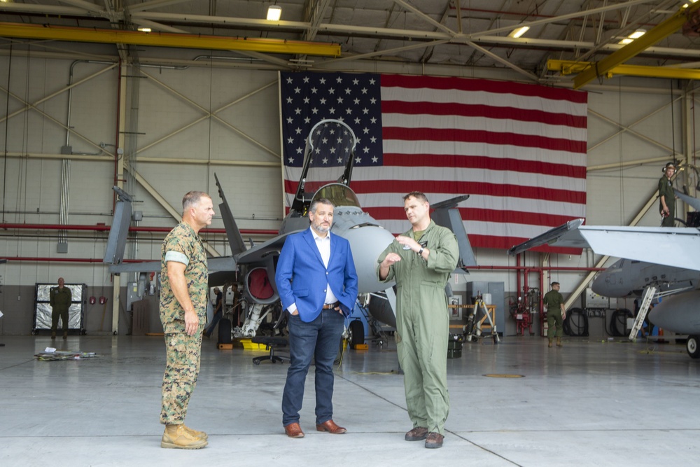 Texas Senator Ted Cruz Visits VMFA-112