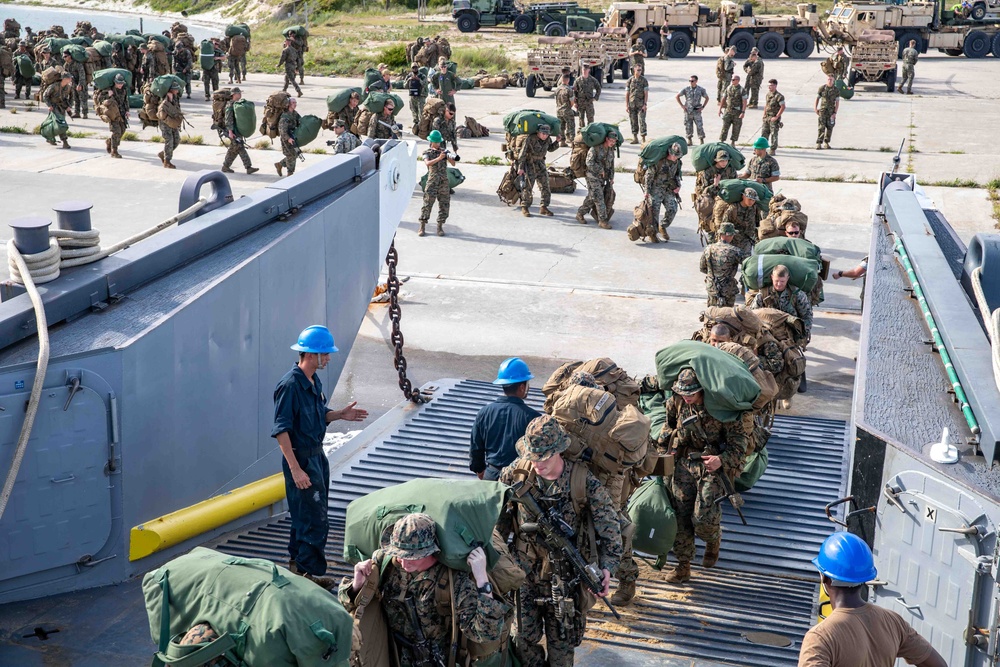 Marines Embark LCU Attached to USS Arlington