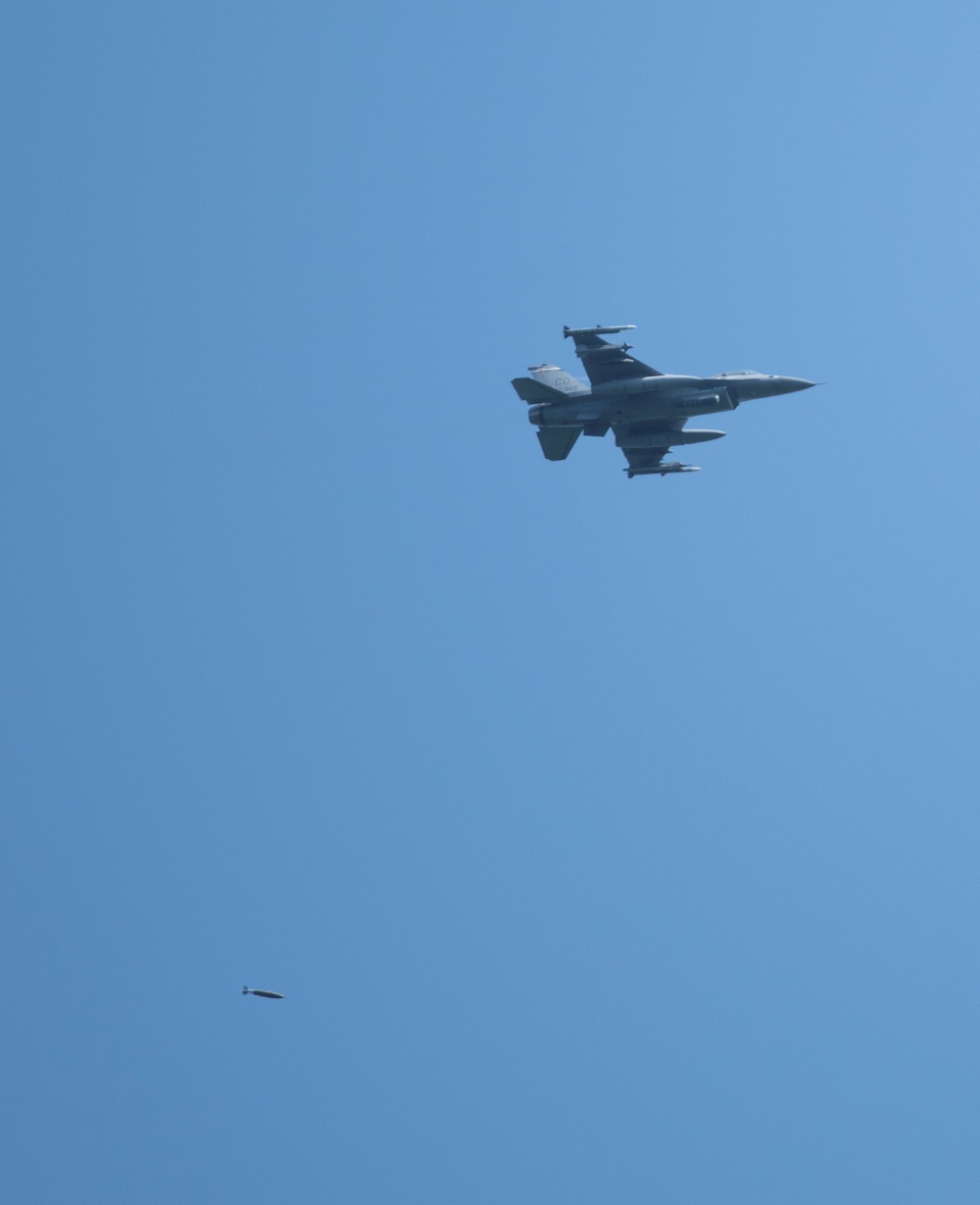News - Fighter jets with Northern Lightning exercise drop JDAM munitions for first time at Fort McCoys impact area picture pic