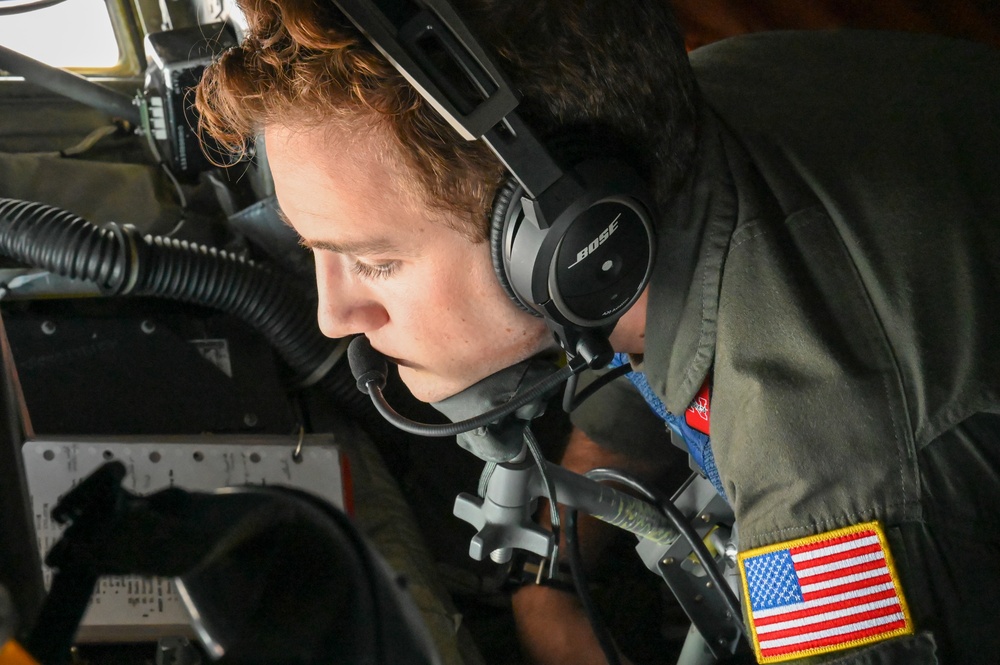 NEANG refuels F/A-18s