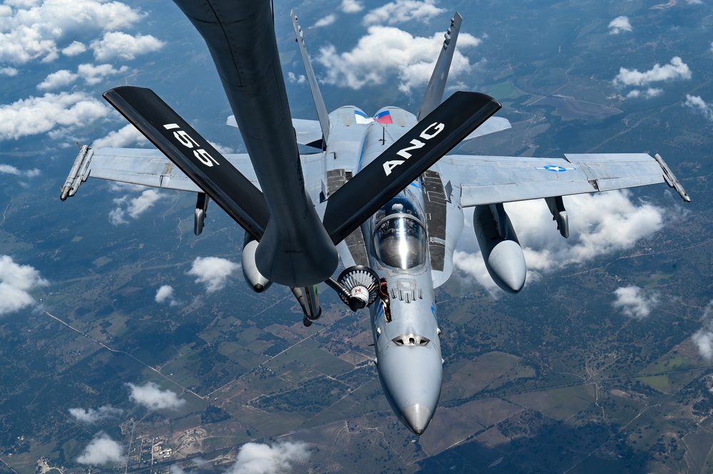 NEANG refuels F/A-18s