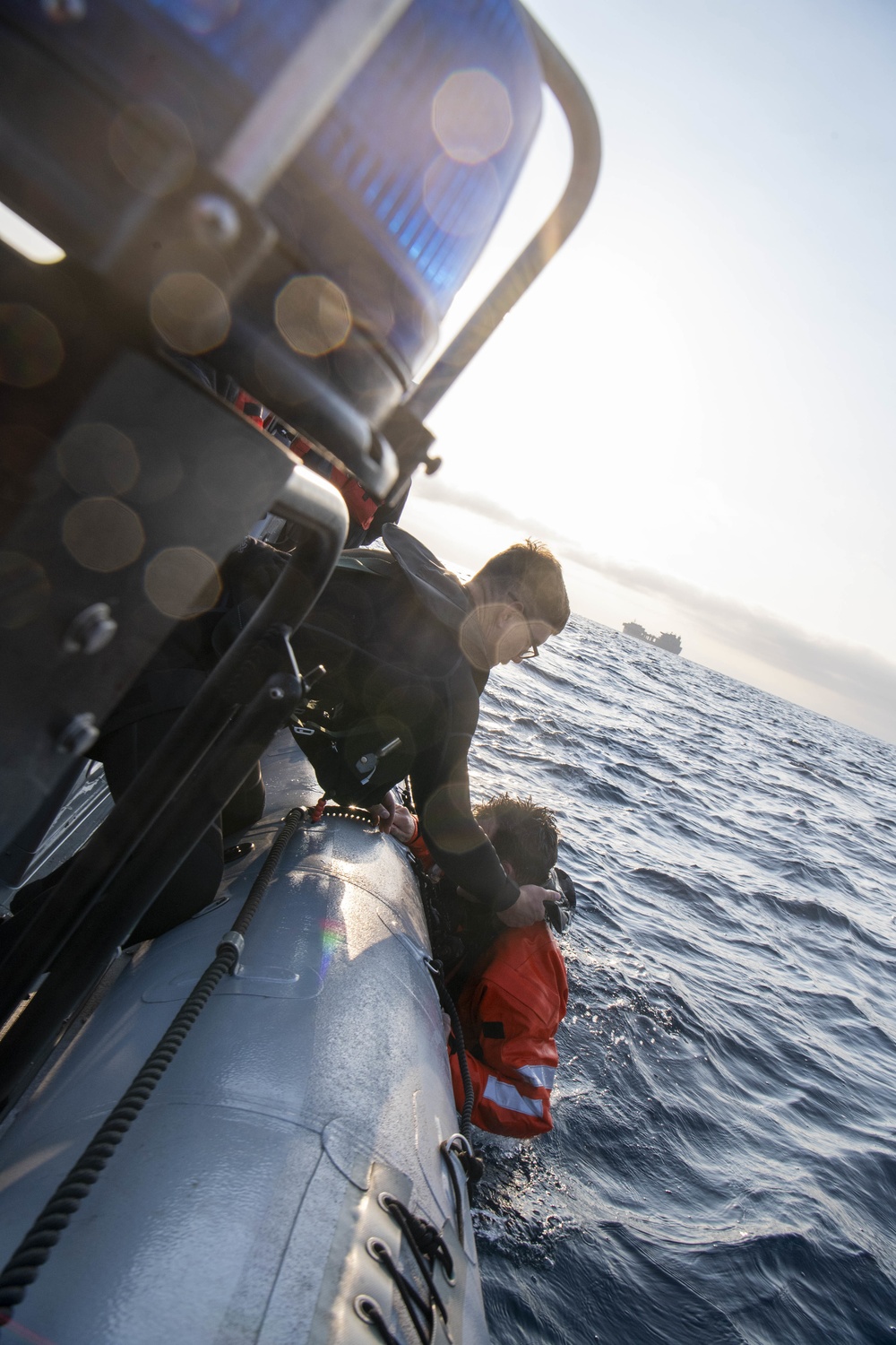 HSC 23 conducts SAR training with USS Miguel Kieth (ESB 5)