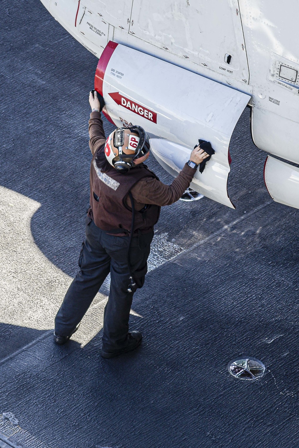 Sailor cleans aircraft aboard USS Carl Vinson (CVN 70)