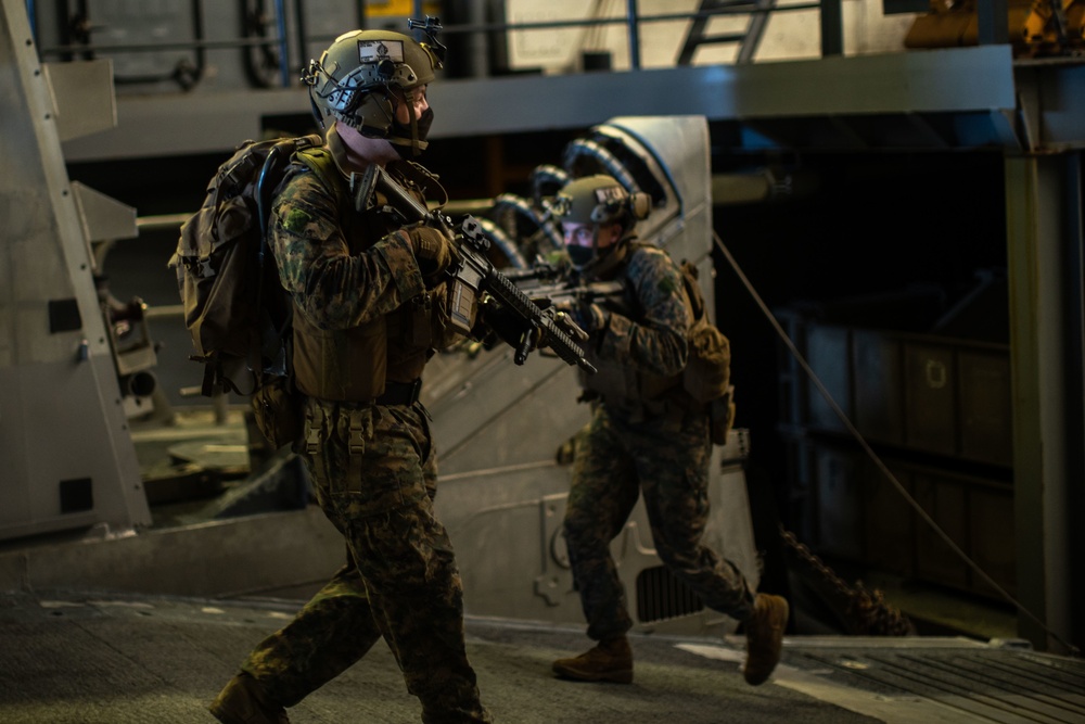 LAR Co., BLT 1/1 area clearing drills aboard USS Portland (LPD 27)