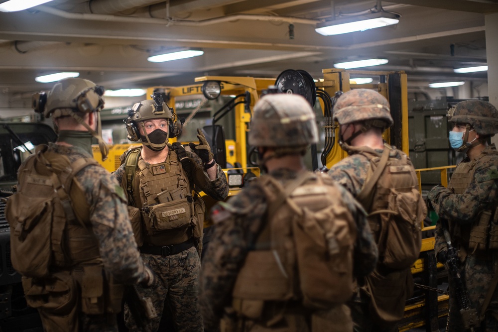 LAR Co., BLT 1/1 area clearing drills aboard USS Portland (LPD 27)