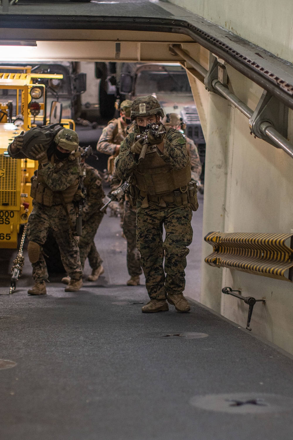 LAR Co., BLT 1/1 area clearing drills aboard USS Portland (LPD 27)