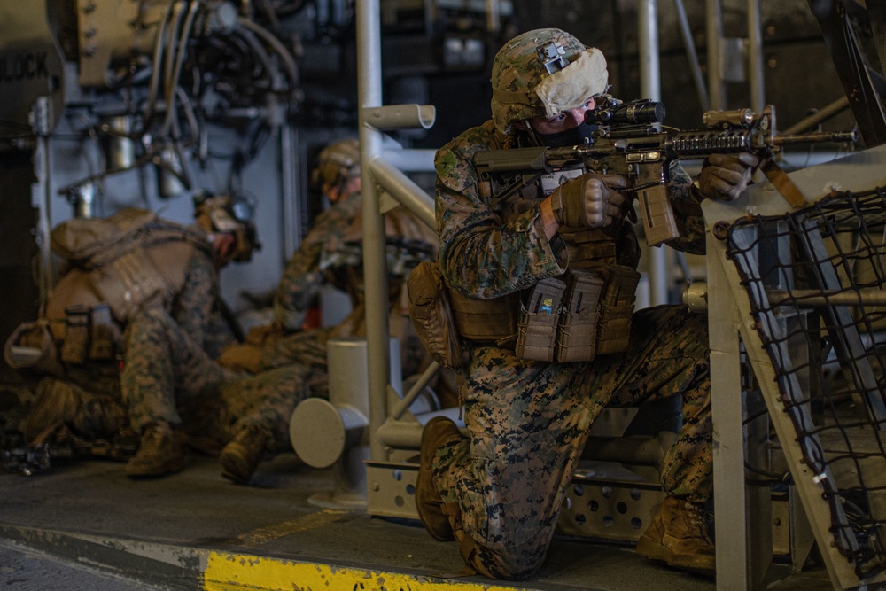 LAR Co., BLT 1/1 area clearing drills aboard USS Portland (LPD 27)