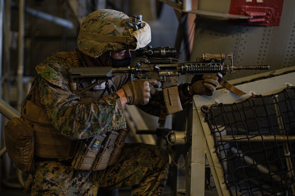 LAR Co., BLT 1/1 area clearing drills aboard USS Portland (LPD 27)