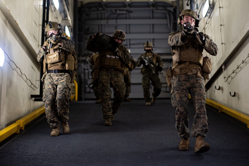 LAR Co., BLT 1/1 area clearing drills aboard USS Portland (LPD 27)