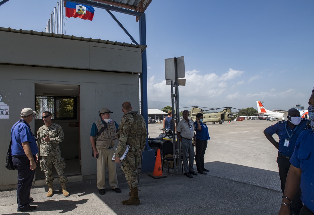 USSOUTHCOM Joint Task Force-Haiti commander visits earthquake epicenter with JTF-Bravo’s commander, 1-228th Aviation Regiment