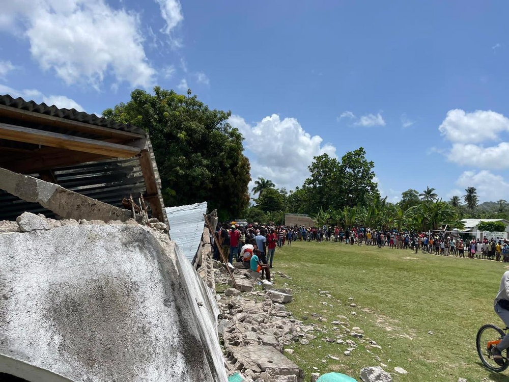 USSOUTHCOM Joint Task Force-Haiti commander visits earthquake epicenter with JTF-Bravo’s commander, 1-228th Aviation Regiment