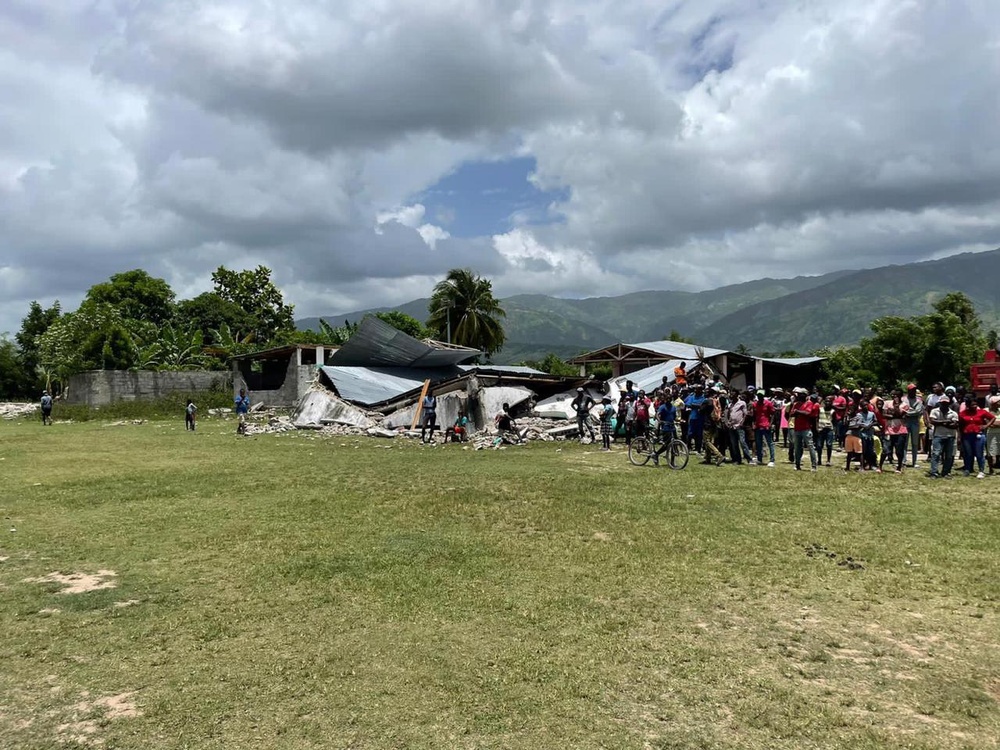 USSOUTHCOM Joint Task Force-Haiti commander visits earthquake epicenter with JTF-Bravo’s commander, 1-228th Aviation Regiment