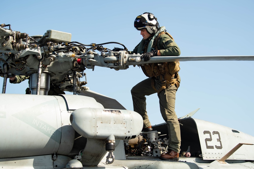 HSC 26 Conducts Pre-flight Checks Aboard USS Arlington