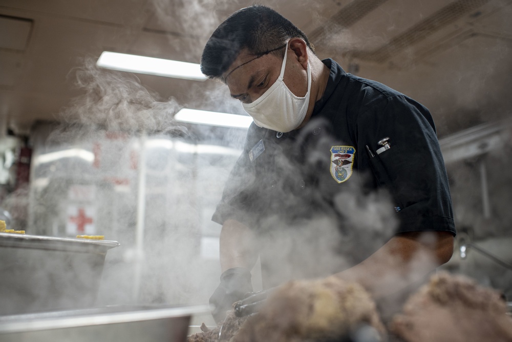 USS Essex (LHD 2) prepares supper for the crew