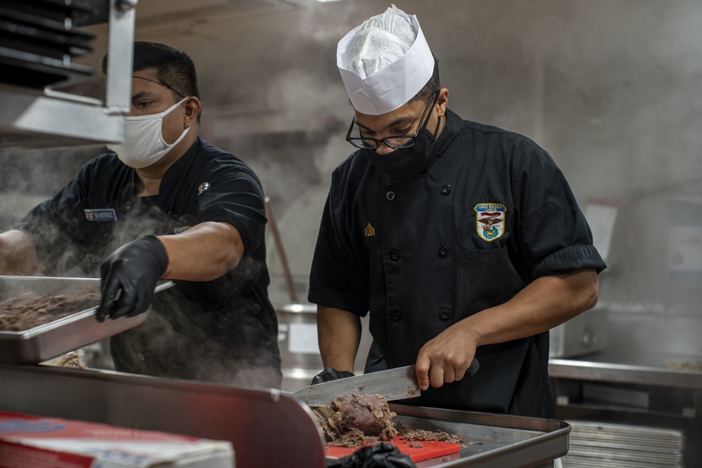 USS Essex (LHD 2) prepares supper for the crew