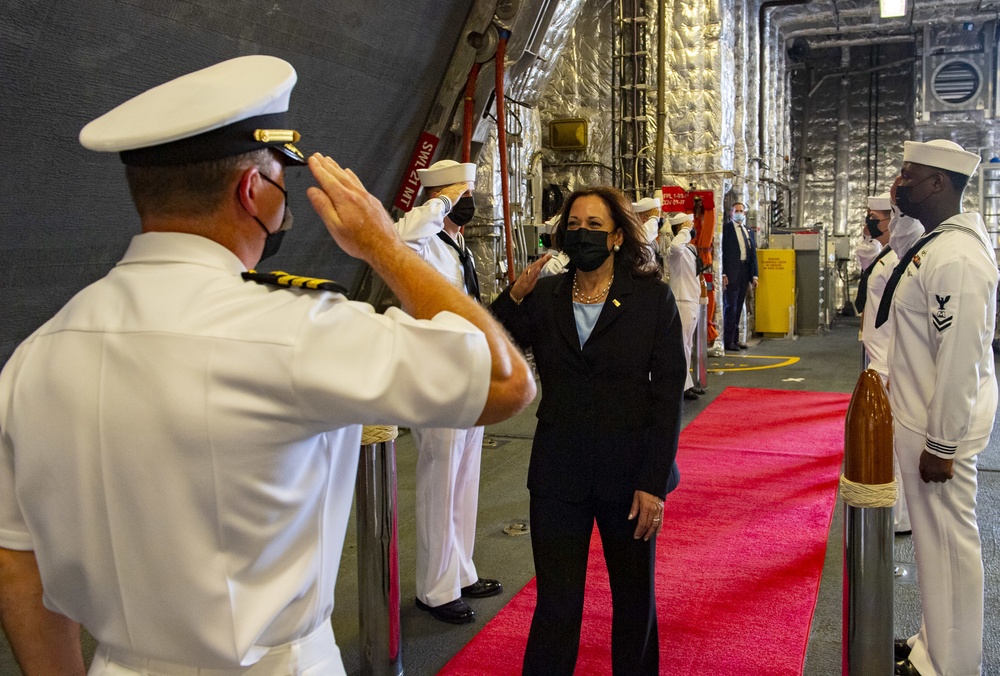 Vice President visits USS Tulsa (LCS 16) in Singapore