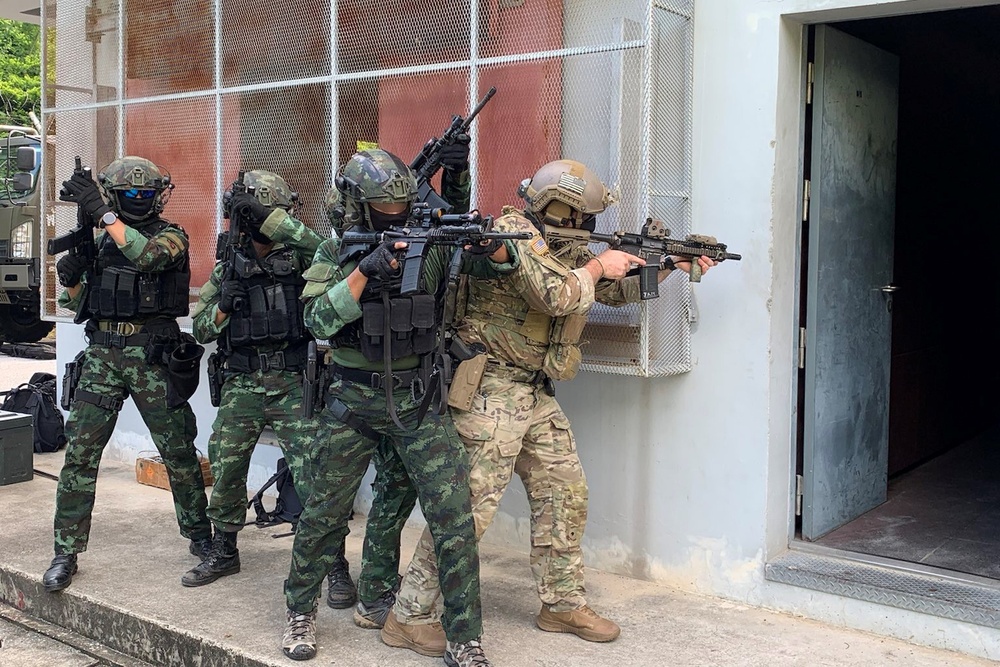 Cobra Gold 21: 1st Special Forces Group (Airborne) and Royal Thai prepare to enter a building