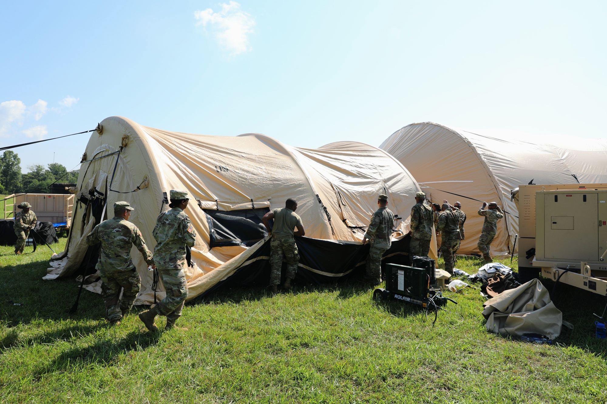 laden stortbui praktijk DVIDS - Images - 1st Theater Sustainment Commmand Soldiers set up airbeam  tent [Image 4 of 6]