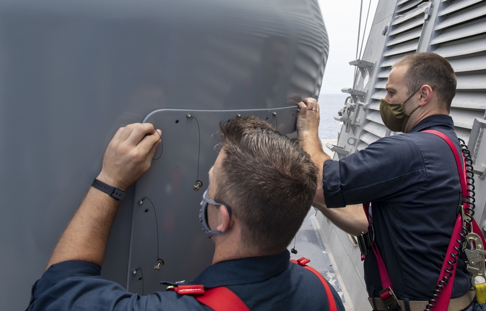 USS Jackson (LCS 6) Sailors perform routine maintenance on antenna