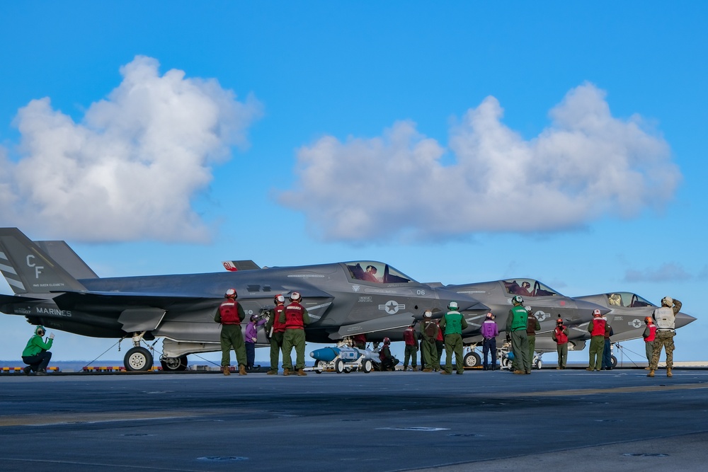 31st MEU re-fuels and re-arms VMFA-211