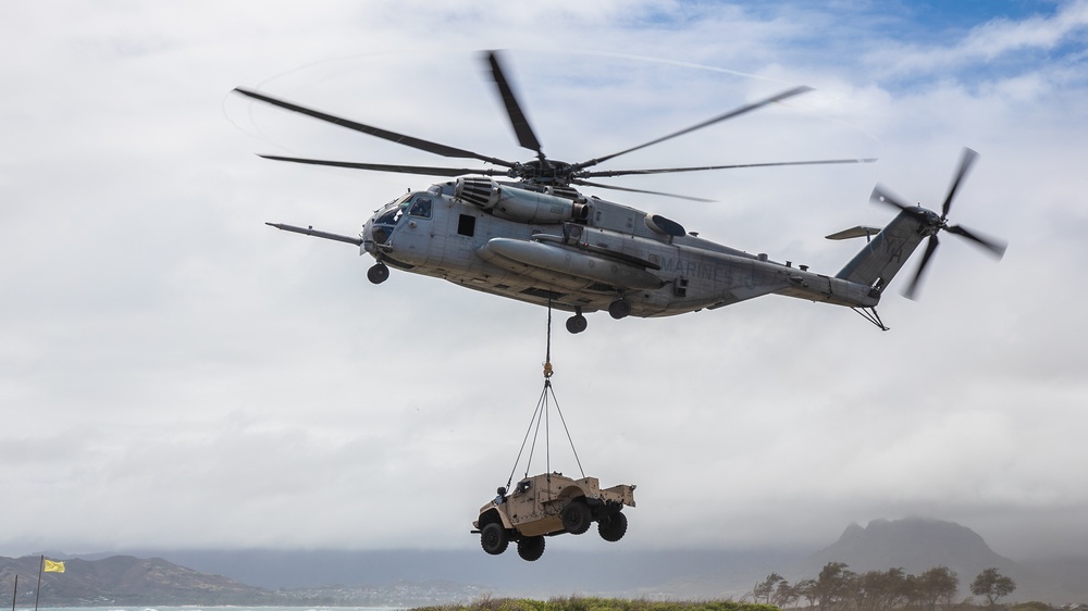 First JLTV External Lift on Marine Corps Base Hawaii